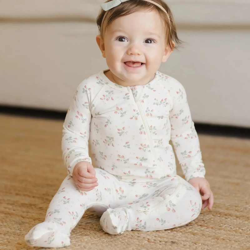 Quincy Mae – Bamboo Zip Footie – Strawberries